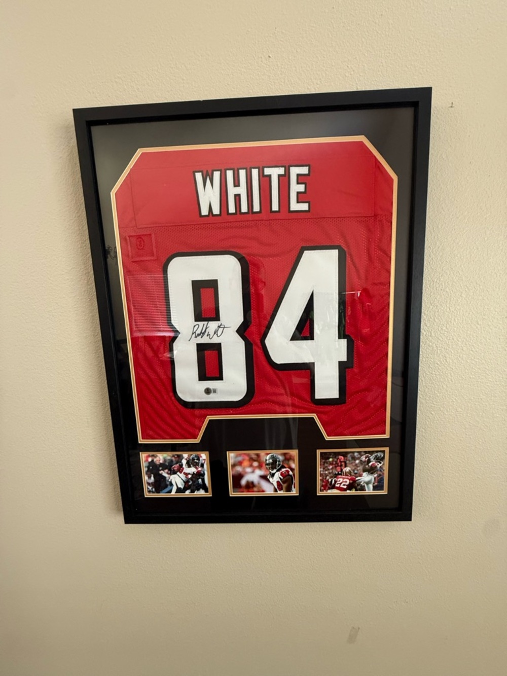 Signed Falcons Roddy White #84 Football Jersey Framed autographed Display